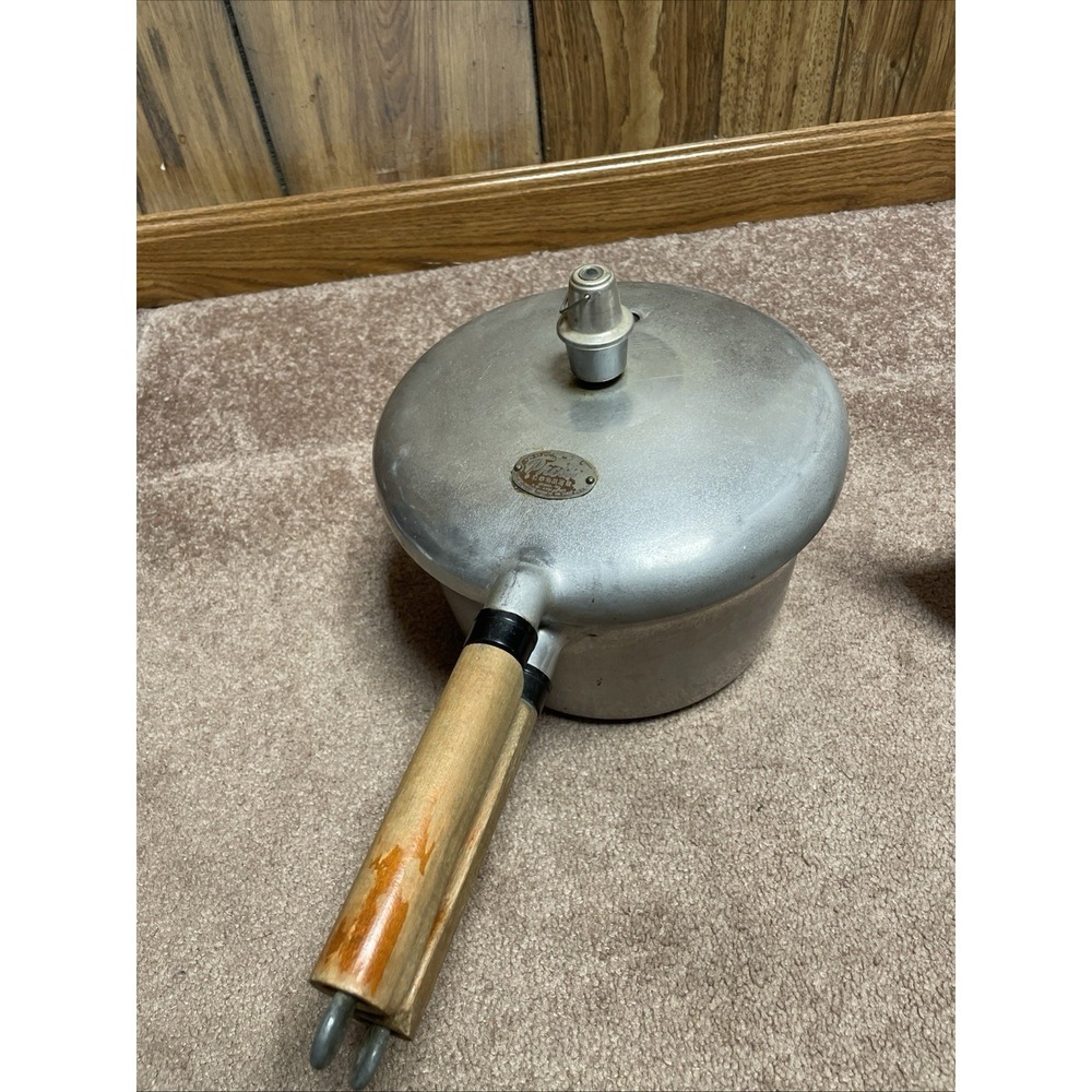 Presto 40 H  Pressure Cooker With Jiggler 4 Quart Wood Handle Vintage 40H